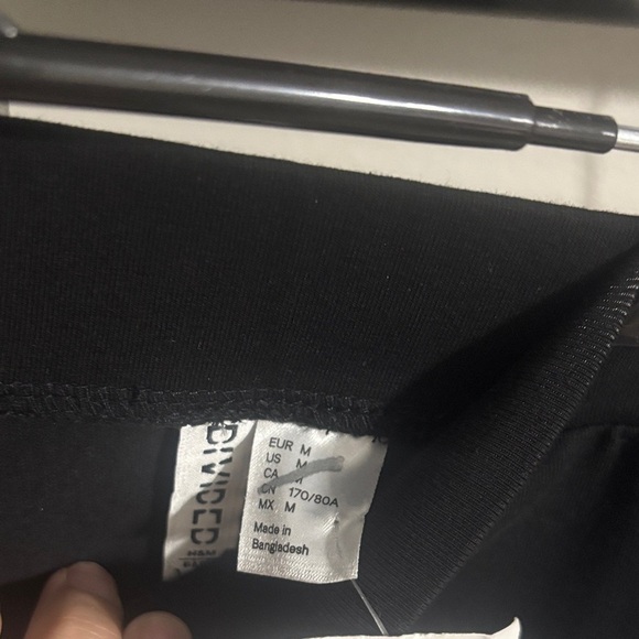 H&M Sleek Black Mini Skirt - Picture 2 of 3